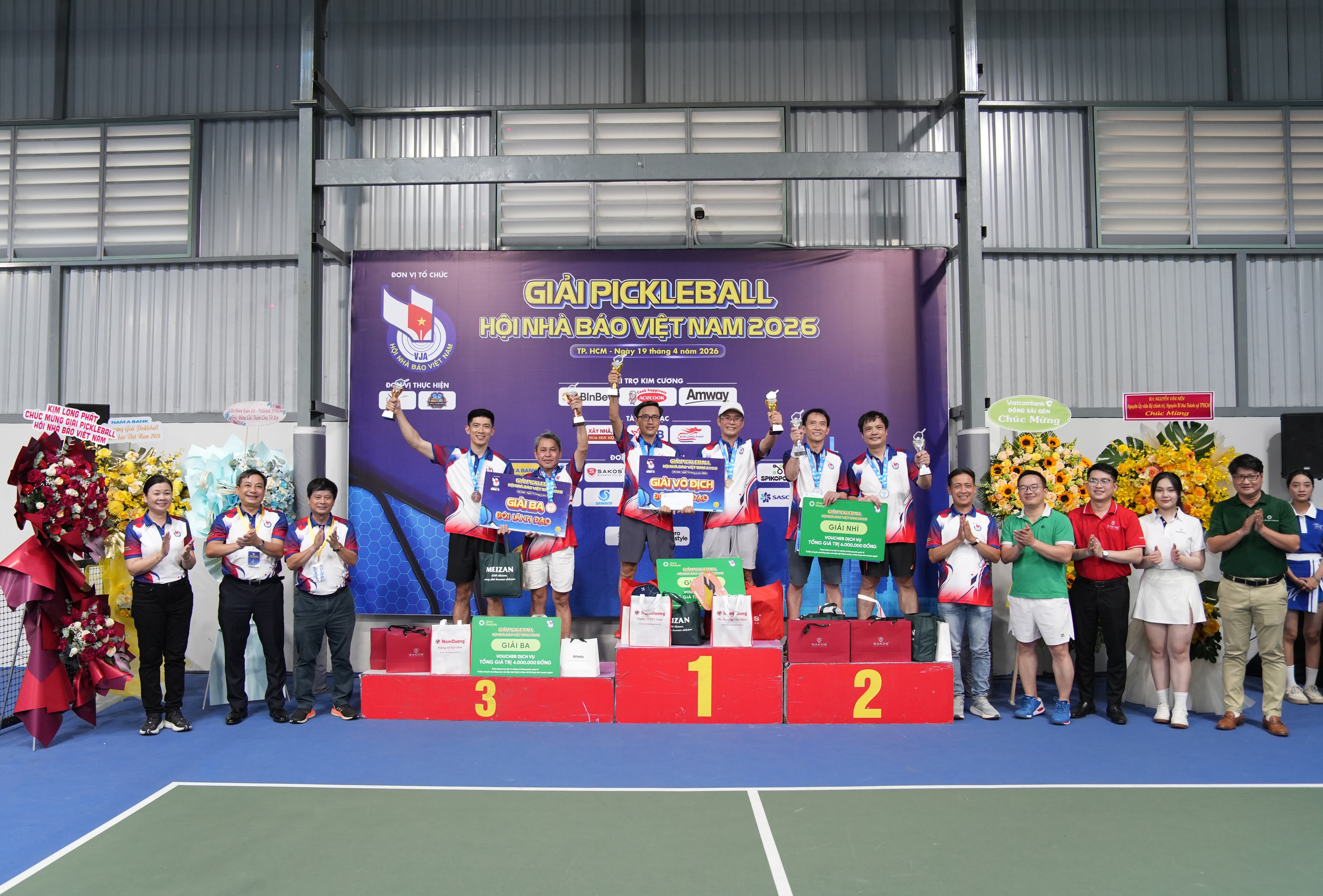 Ban tổ chức v&agrave; &Ocirc;ng L&ecirc; Quang Sang (Founder &ndash; CEO Chiro Lifestyle) trao giải cho nội dung Đ&ocirc;i L&atilde;nh đạo